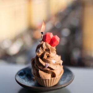 Lumânare brioșă cu inimioară și cacao