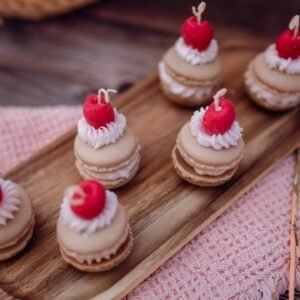 Lumânare macaron cu cireașă